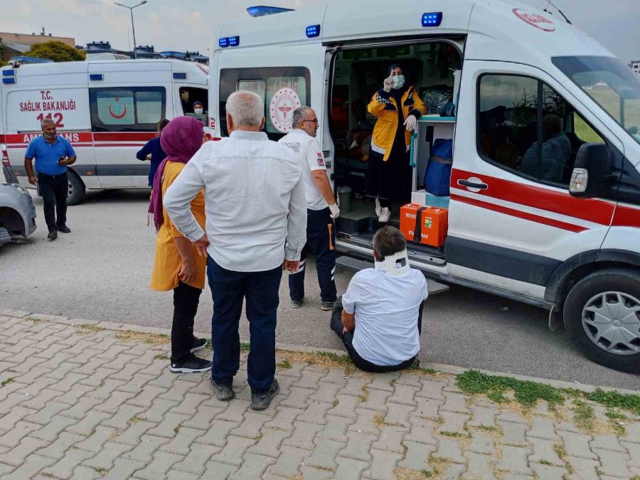 İki Hafif Ticari Araç Kavşakta Çarpıştı: 2 Yaralı