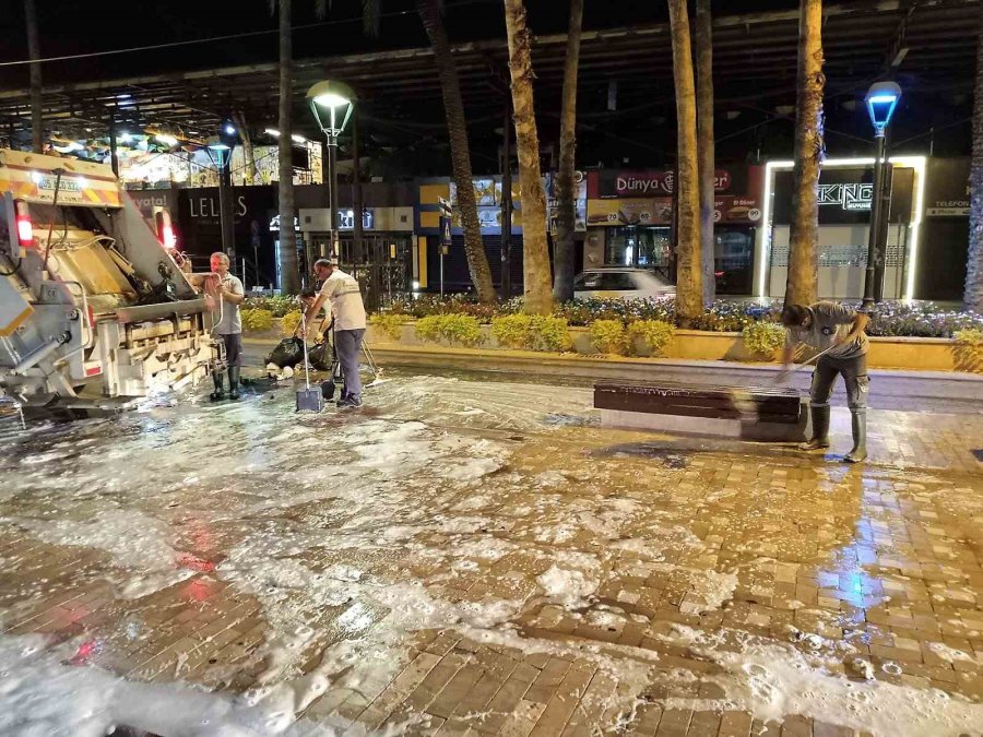 Büyükşehir Belediyesinden Duraklara Temizlik