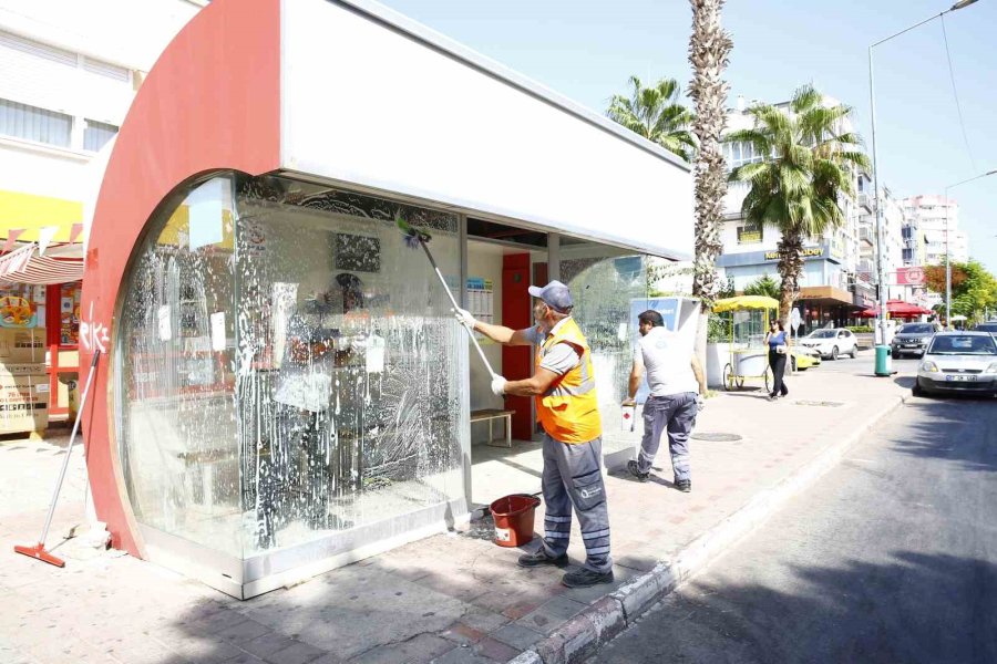 Büyükşehir Belediyesinden Duraklara Temizlik
