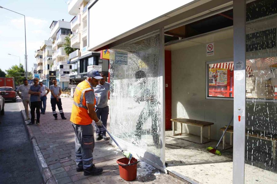 Büyükşehir Belediyesinden Duraklara Temizlik