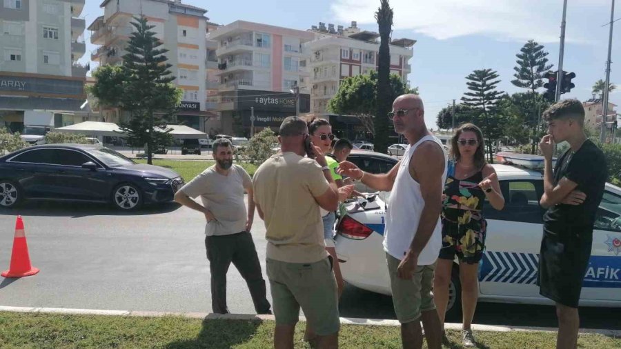 Kanser Tedavisi Görmeye Giderken Kaza Yaptılar, Yola Ambulansla Devam Etti