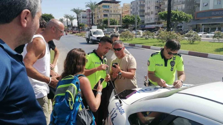Kanser Tedavisi Görmeye Giderken Kaza Yaptılar, Yola Ambulansla Devam Etti