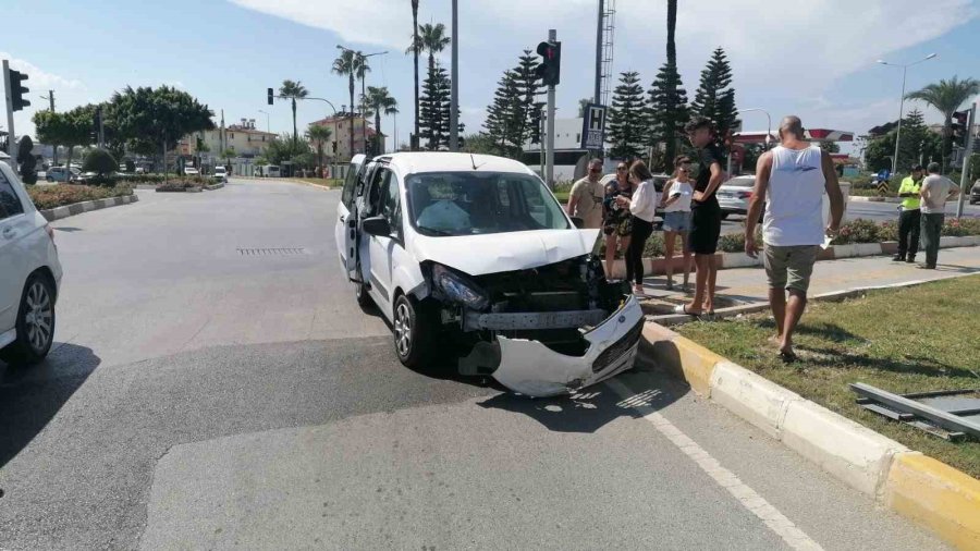 Kanser Tedavisi Görmeye Giderken Kaza Yaptılar, Yola Ambulansla Devam Etti