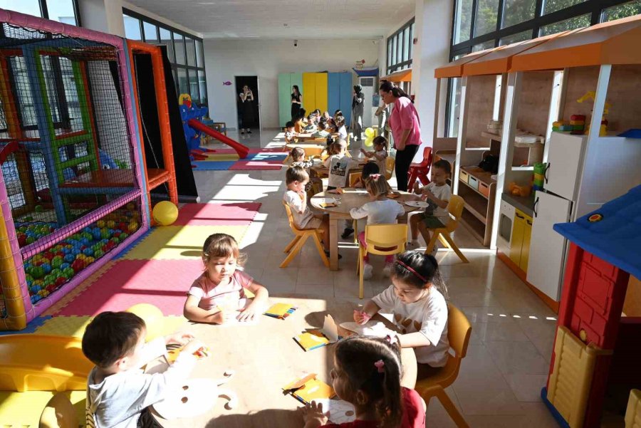 Kemer’de Minikler Sokak Hayvanlarıyla Buluştu