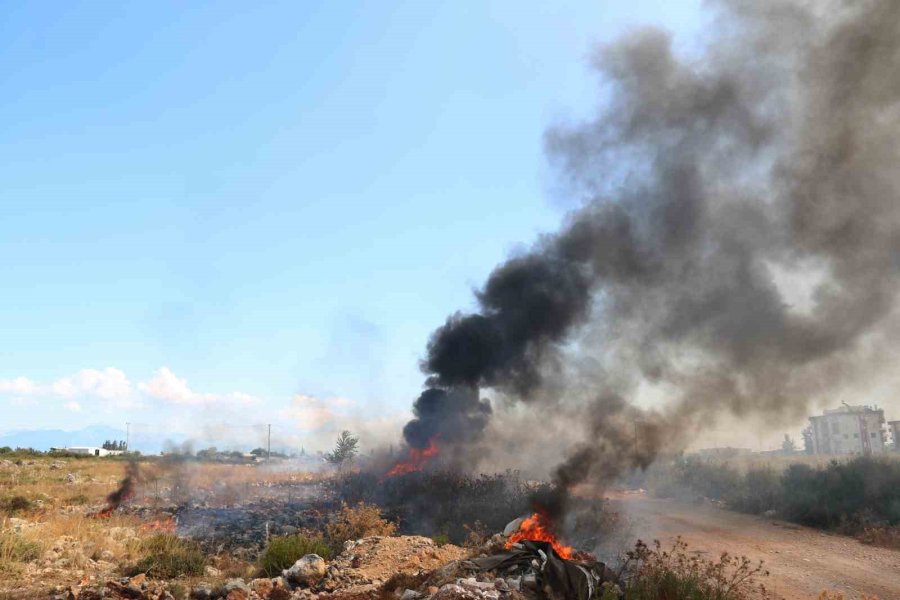 Yol Kenarındaki Boş Araziye Bırakılan Çöpler Yangına Neden Oldu