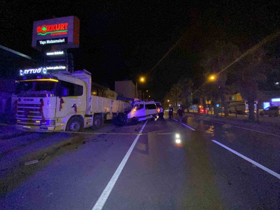 Minibüsün Park Halindeki Kamyona Ok Gibi Saplandığı Kaza Kamerada: 2 Ölü, 9 Yaralı