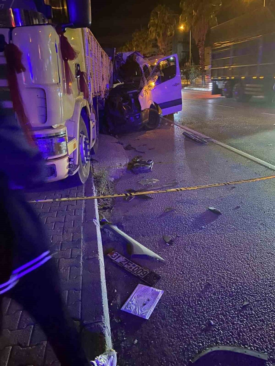 Minibüsün Park Halindeki Kamyona Ok Gibi Saplandığı Kaza Kamerada: 2 Ölü, 9 Yaralı