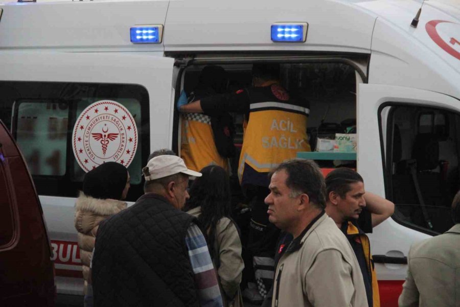 Çocuk Odasında Çıkan Yangında 2 Kişi Dumandan Etkilendi