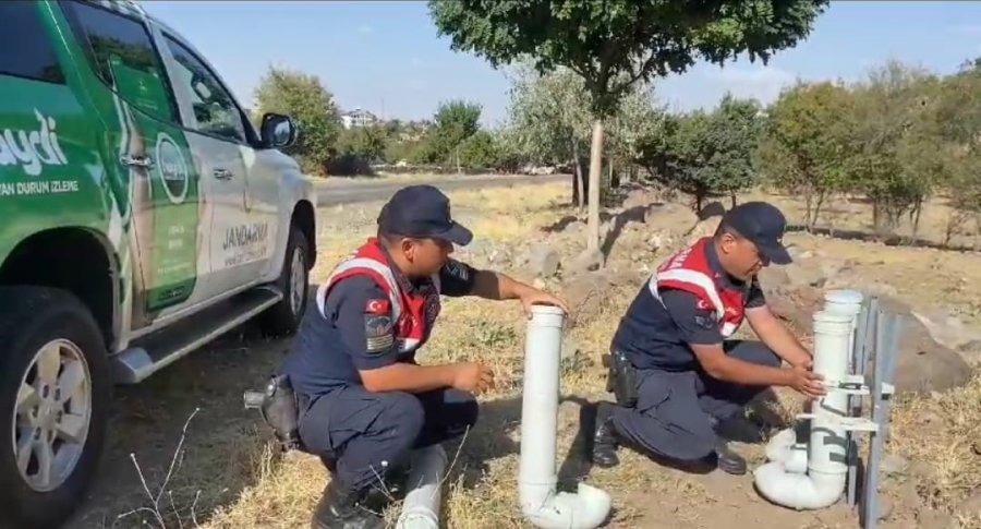 Jandarma, Borulardan Su Ve Yem Kabı Yapıp Doğaya Bıraktı