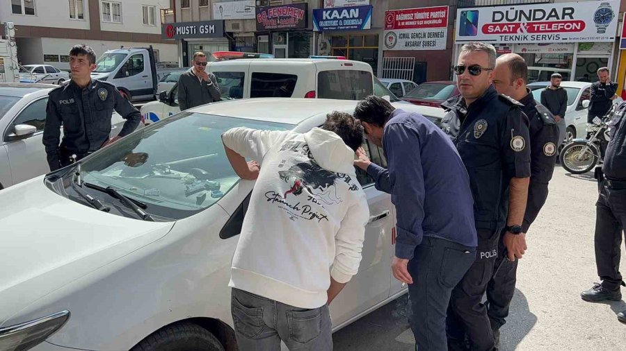 Gasp İddiasıyla Durdurulan Şahıs Kendini Araca Kilitledi