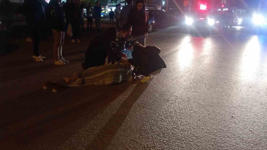 Caddenin Karşısına Geçmek İsteyen Kadına Otomobil Çarptı, Kaza Kameraya Yansıdı