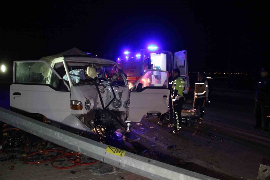 Karaman’da Kaza Sonrası Kamyonette Sıkışan Sürücü İçin Ekipler Seferber Oldu