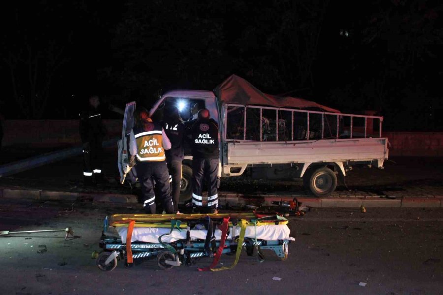 Karaman’da Kaza Sonrası Kamyonette Sıkışan Sürücü İçin Ekipler Seferber Oldu