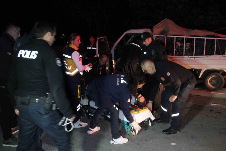 Karaman’da Kaza Sonrası Kamyonette Sıkışan Sürücü İçin Ekipler Seferber Oldu