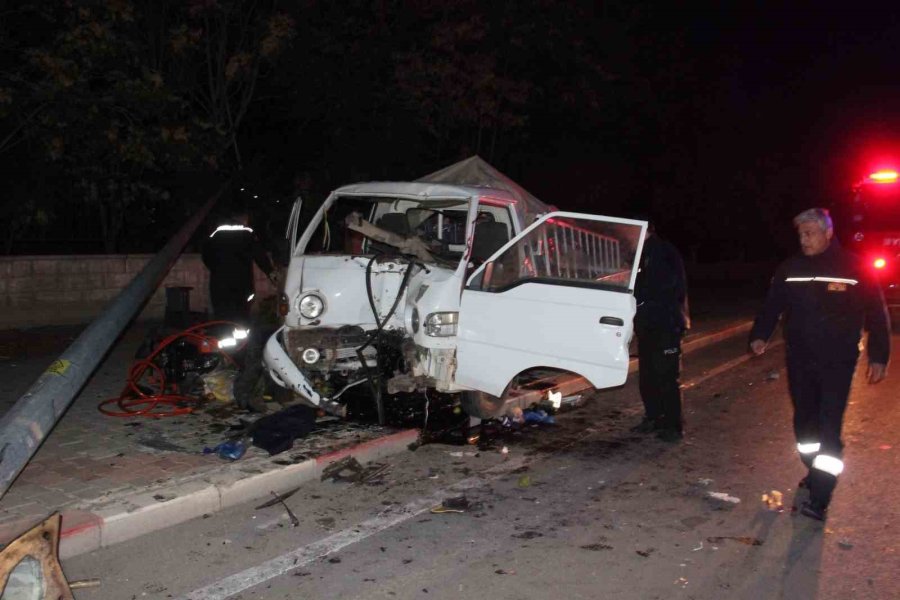 Karaman’da Kaza Sonrası Kamyonette Sıkışan Sürücü İçin Ekipler Seferber Oldu