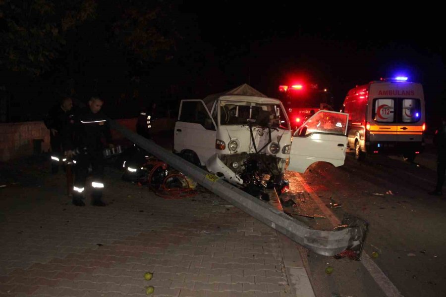 Karaman’da Kaza Sonrası Kamyonette Sıkışan Sürücü İçin Ekipler Seferber Oldu