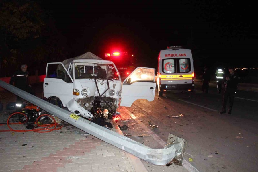 Karaman’da Kaza Sonrası Kamyonette Sıkışan Sürücü İçin Ekipler Seferber Oldu