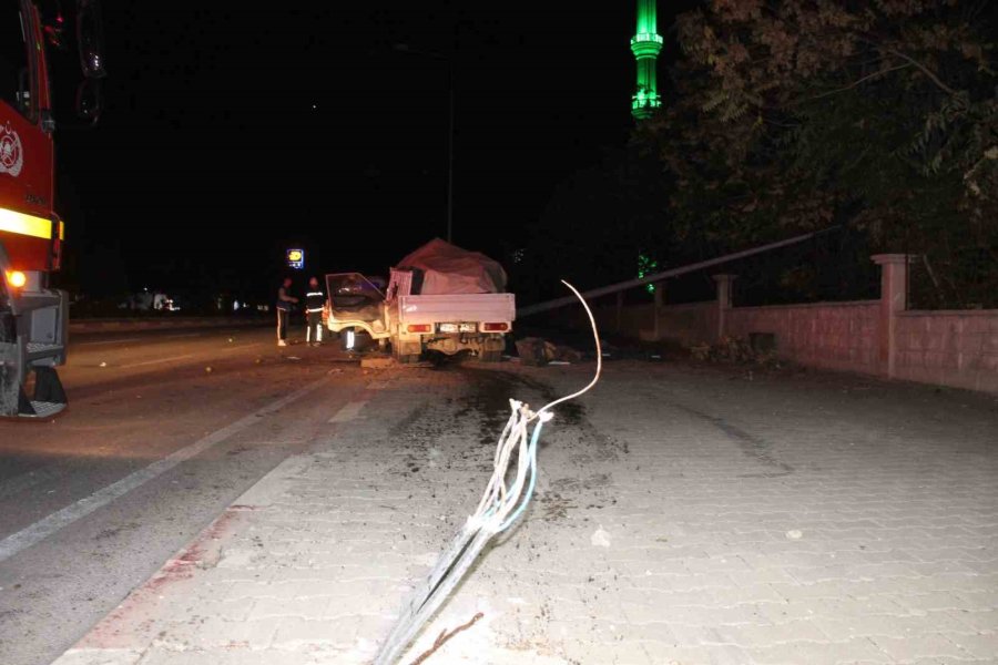 Karaman’da Kaza Sonrası Kamyonette Sıkışan Sürücü İçin Ekipler Seferber Oldu