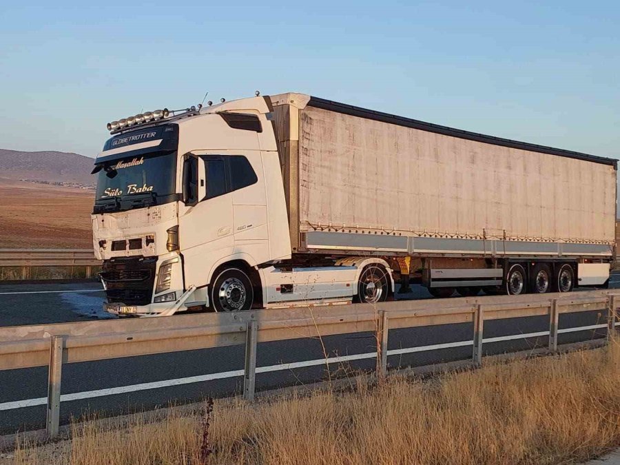 Tır Hafif Ticari Araca Çarptı: 2 Ölü, 1 Yaralı