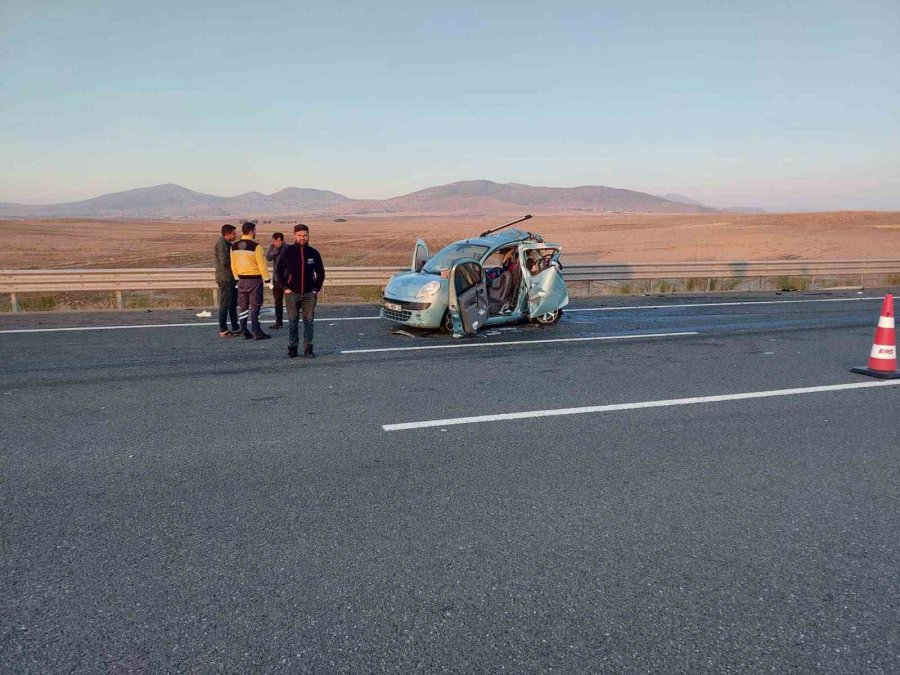 Tır Hafif Ticari Araca Çarptı: 2 Ölü, 1 Yaralı