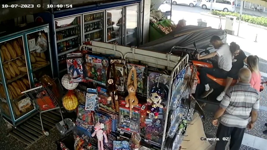 Atv İle Markete Dalan Alman Çifte Su Kolileri Hava Yastığı Görevi Yaptı