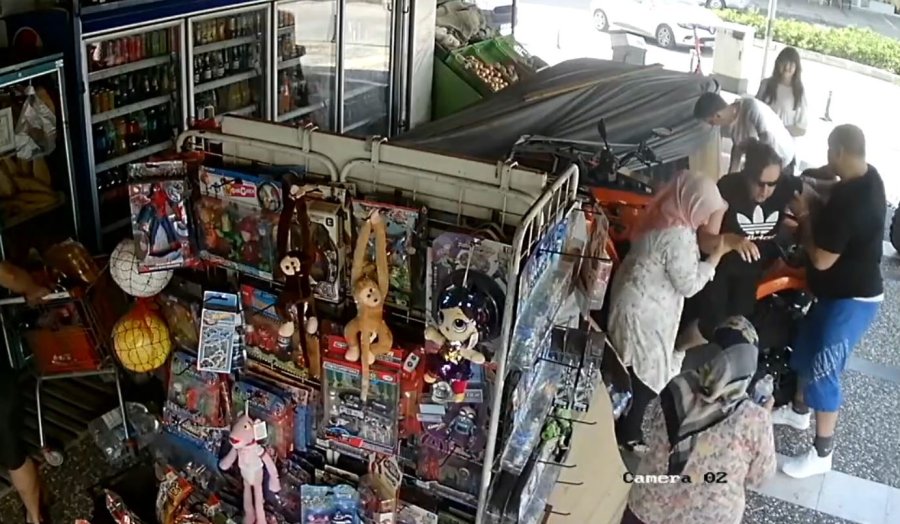 Atv İle Markete Dalan Alman Çifte Su Kolileri Hava Yastığı Görevi Yaptı