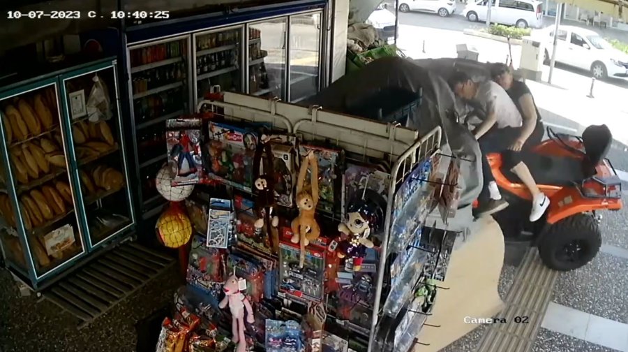 Atv İle Markete Dalan Alman Çifte Su Kolileri Hava Yastığı Görevi Yaptı