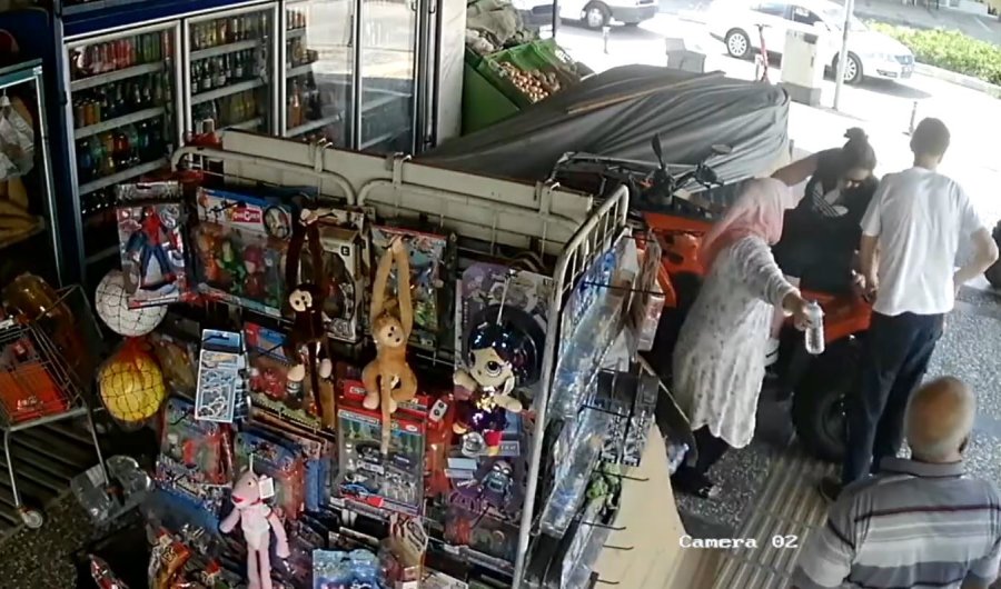 Atv İle Markete Dalan Alman Çifte Su Kolileri Hava Yastığı Görevi Yaptı