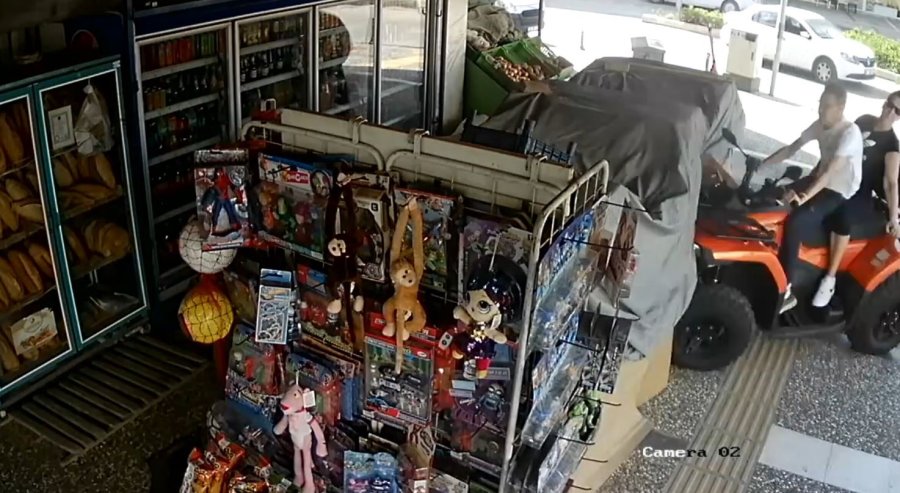 Atv İle Markete Dalan Alman Çifte Su Kolileri Hava Yastığı Görevi Yaptı