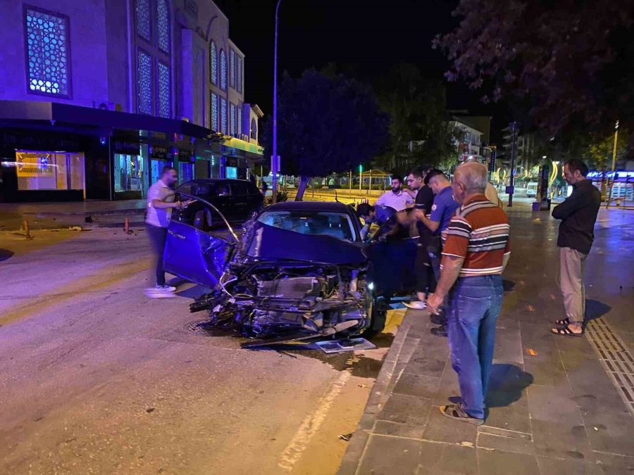 Otomobilin Hurdaya Döndüğü Kazada Polis, Elleriyle Kum Dökerek Önlem Aldı