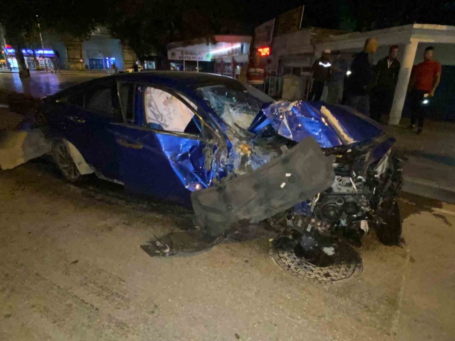 Otomobilin Hurdaya Döndüğü Kazada Polis, Elleriyle Kum Dökerek Önlem Aldı