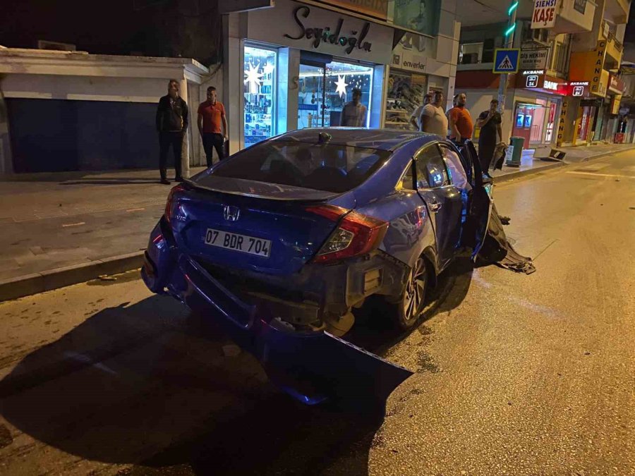 Otomobilin Hurdaya Döndüğü Kazada Polis, Elleriyle Kum Dökerek Önlem Aldı