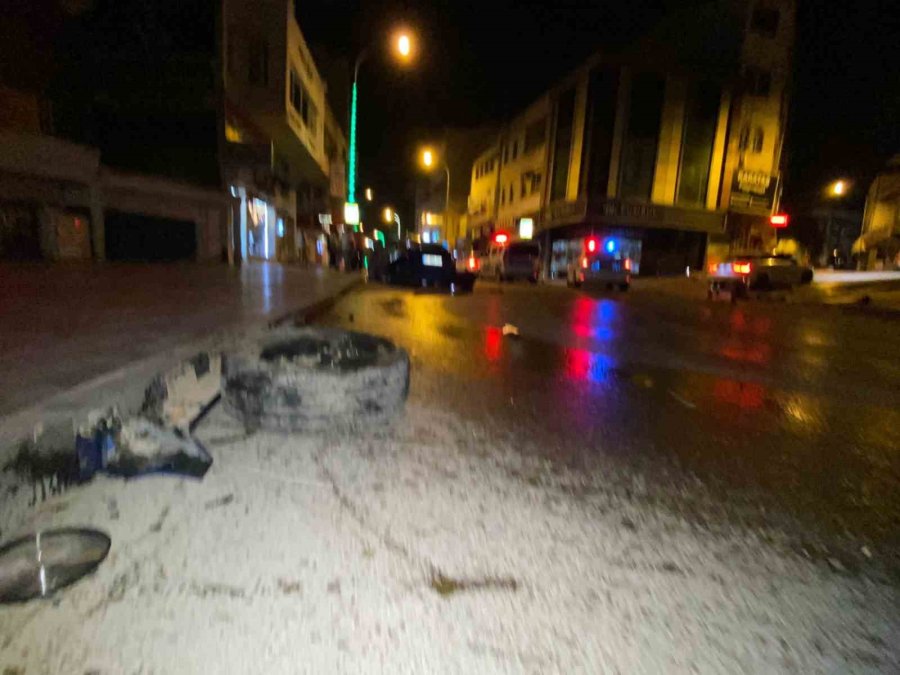 Otomobilin Hurdaya Döndüğü Kazada Polis, Elleriyle Kum Dökerek Önlem Aldı