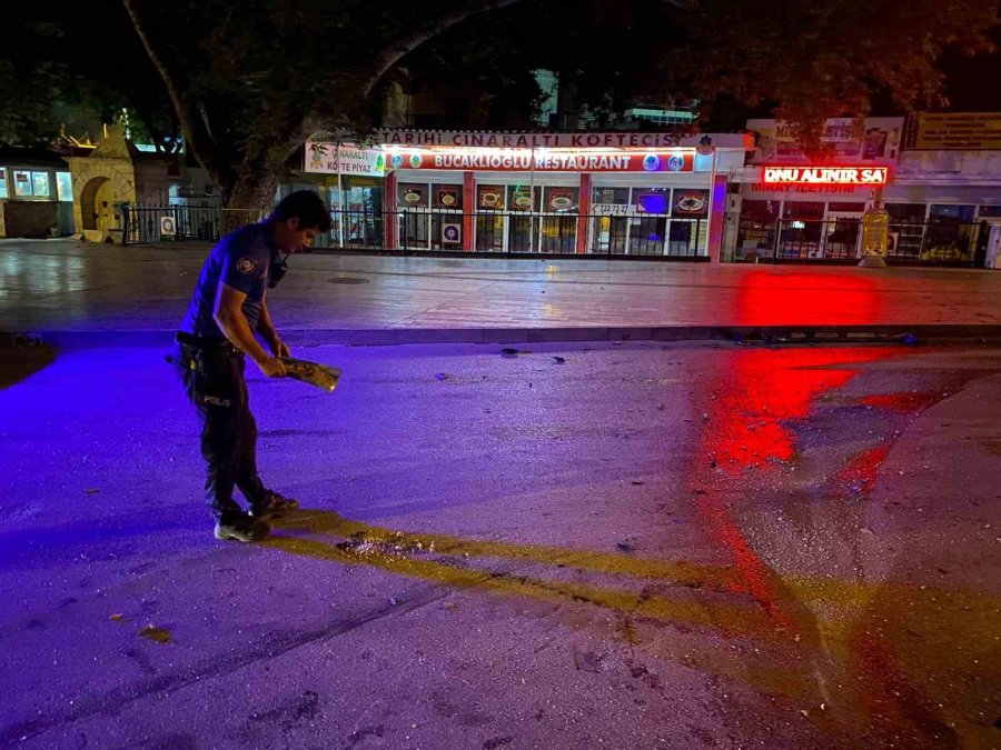 Otomobilin Hurdaya Döndüğü Kazada Polis, Elleriyle Kum Dökerek Önlem Aldı