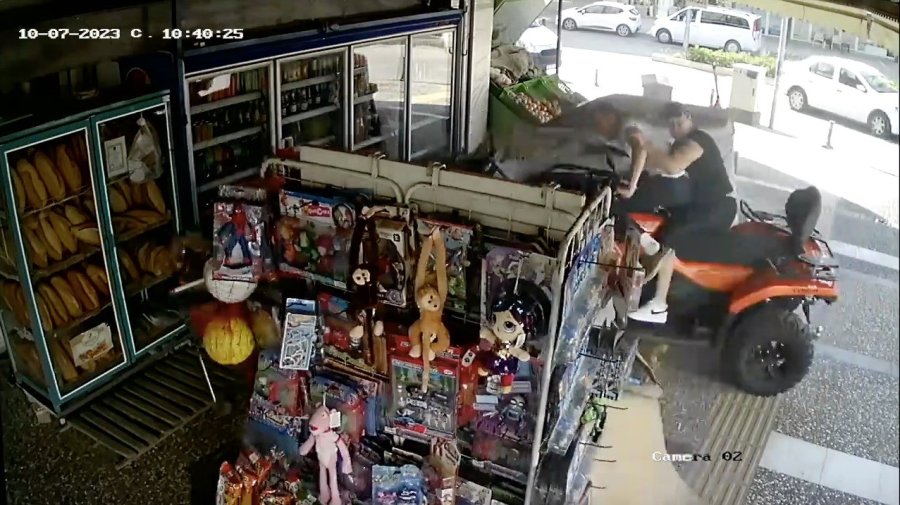 Atv İle Markete Dalan Alman Çifte Su Kolileri Hava Yastığı Görevi Yaptı