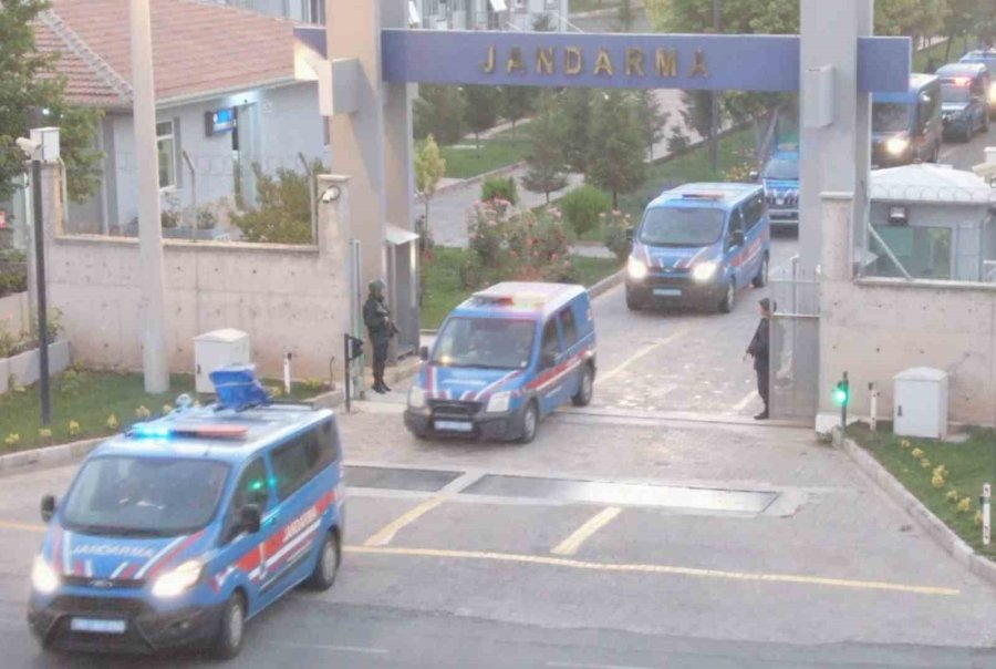 Ağaç Altından Gömülü Tüfekler, Baza Altından Tabanca Ve Uyuşturucular Çıktı