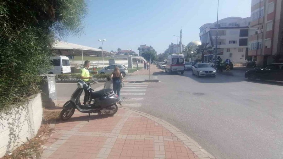 Manavgat’ta Hafif Ticari Araçla Motosiklet Çarpıştı: 1 Yaralı