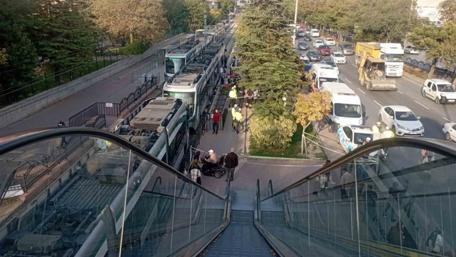 Tramvayın Önüne Düşen Kadın Hayatını Kaybetti