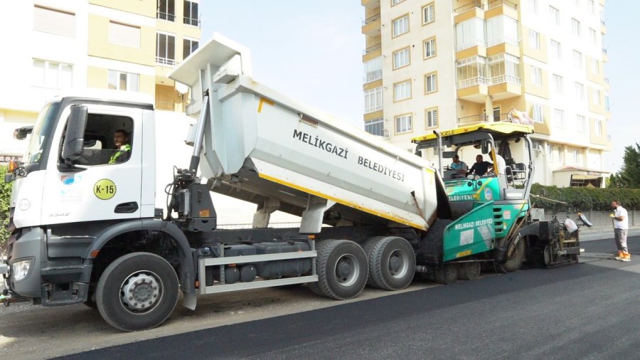 Girne Şehitler Caddesi’nde Asfalt Çalışması Başladı