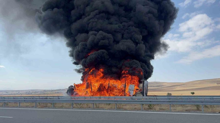 Plastik Ham Madde Yüklü Tırın Dorsesi Alev Alev Yandı