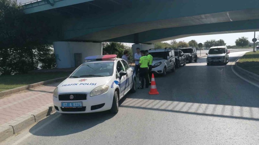 Özel Aracıyla Turist Taşıyan Korsan Taşımacı 20 Bin Tl Ceza Yedi, Aracı 2 Ay Trafikten Men Edildi
