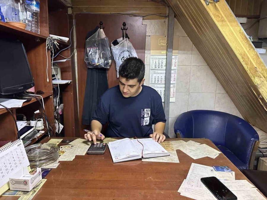 Üniversiteyi Bitirdi Baba Mesleğine Döndü