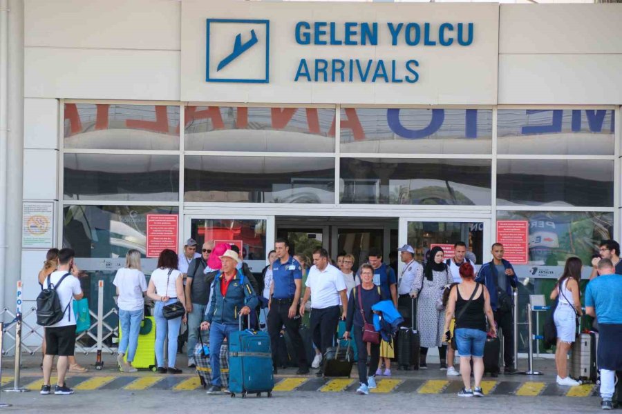 Tel Aviv’de Yaşanan Uçuş Yoğunluğundan Dolayı Antalya Aktarma Merkezi Olarak Kullanılıyor