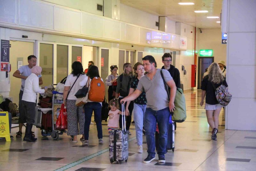 Tel Aviv’de Yaşanan Uçuş Yoğunluğundan Dolayı Antalya Aktarma Merkezi Olarak Kullanılıyor