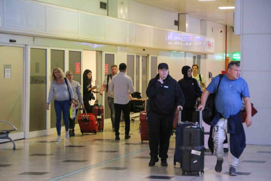 Tel Aviv’de Yaşanan Uçuş Yoğunluğundan Dolayı Antalya Aktarma Merkezi Olarak Kullanılıyor