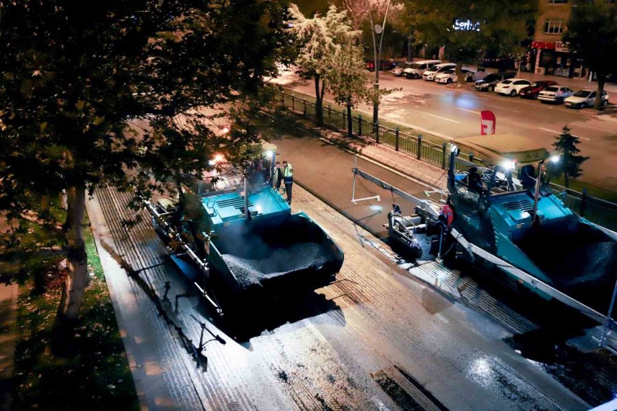 Büyükşehir’den 70 Personel, 50 İş Makinesi İle Gece Mesaisi
