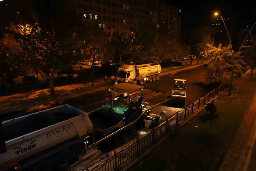 Büyükşehir’den 70 Personel, 50 İş Makinesi İle Gece Mesaisi