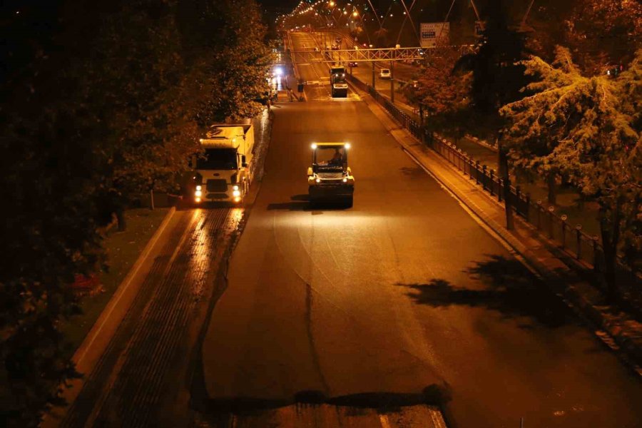 Büyükşehir’den 70 Personel, 50 İş Makinesi İle Gece Mesaisi