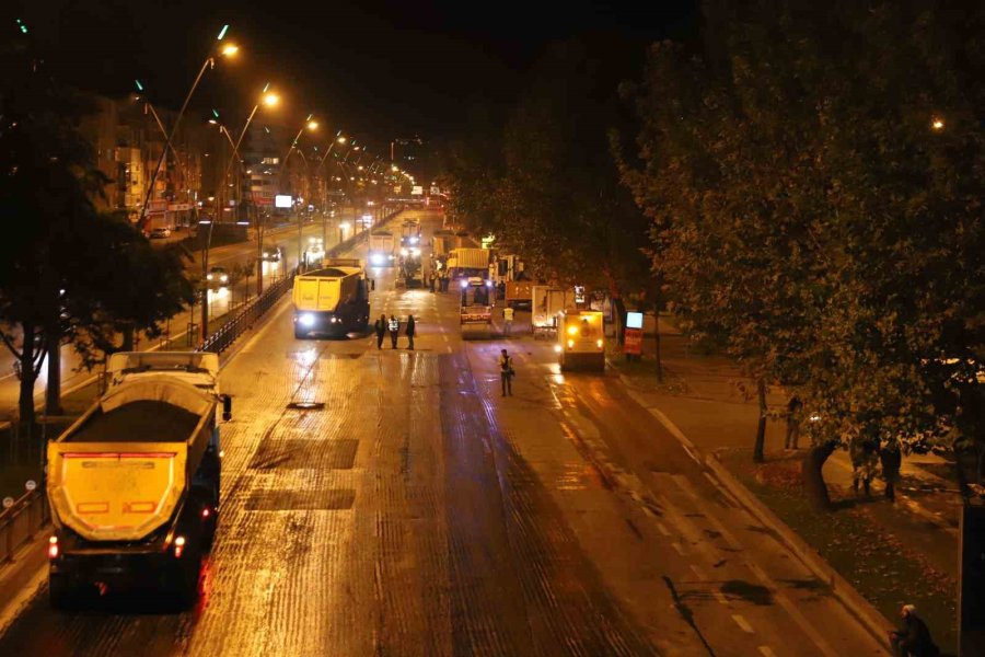 Büyükşehir’den 70 Personel, 50 İş Makinesi İle Gece Mesaisi