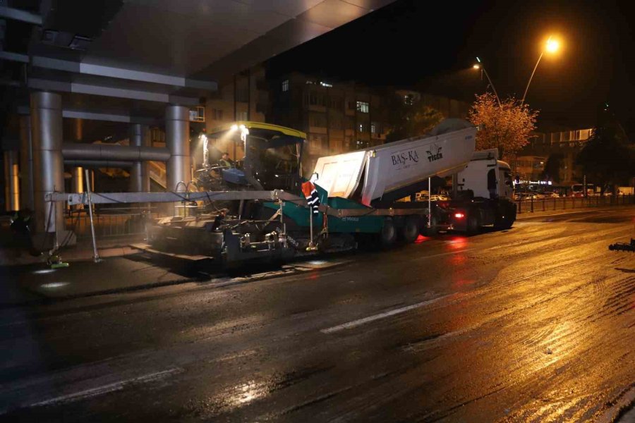 Büyükşehir’den 70 Personel, 50 İş Makinesi İle Gece Mesaisi